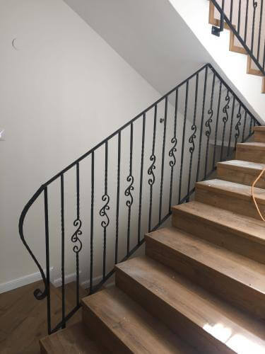 מעקה למדרגות